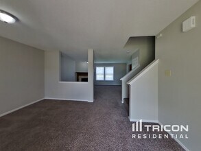 10823 Firefly Cir in Indianapolis, IN - Foto de edificio - Building Photo