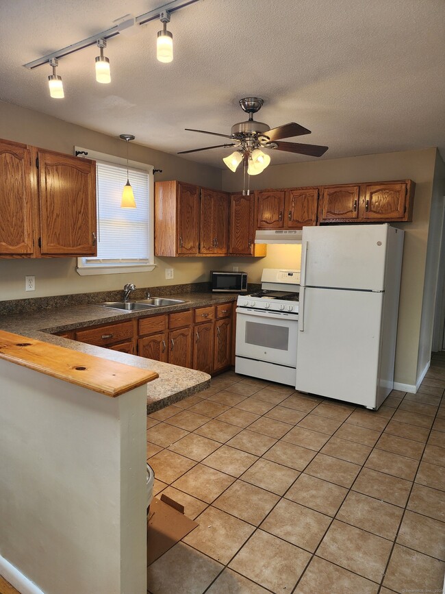 24 Wallace St in West Haven, CT - Building Photo - Building Photo