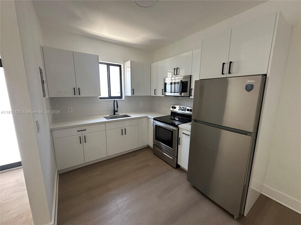 411 SW 18th Rd in Miami, FL - Building Photo