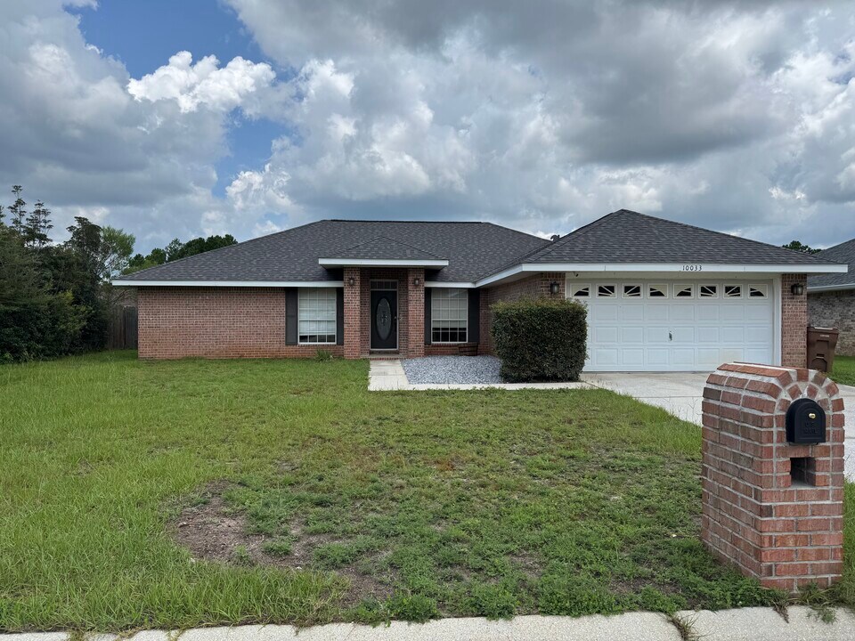 10033 Parker Lake Cir in Navarre, FL - Building Photo