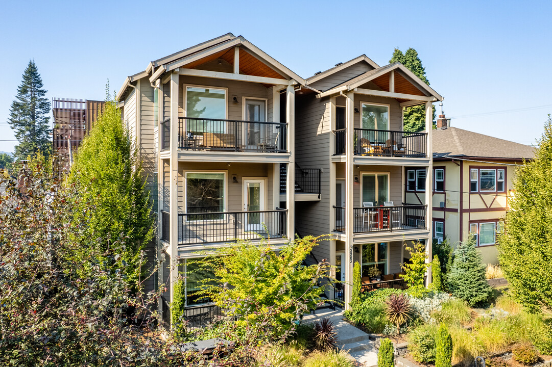 Montana Apartments in Portland, OR - Foto de edificio