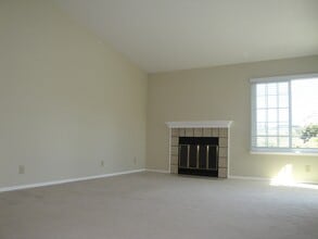 515 Canyon Oaks Dr, Unit E in Oakland, CA - Foto de edificio - Building Photo