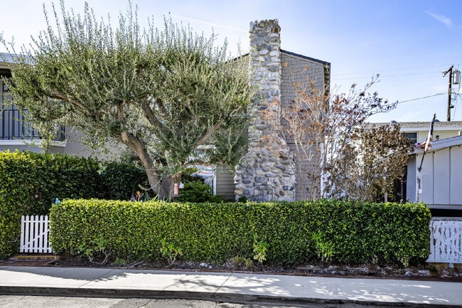 209 Ruby Ave in Newport Beach, CA - Building Photo - Building Photo