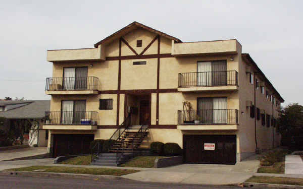 4735 Oakwood Ave in Los Angeles, CA - Building Photo