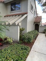 5621 Coach House Cir in Boca Raton, FL - Building Photo