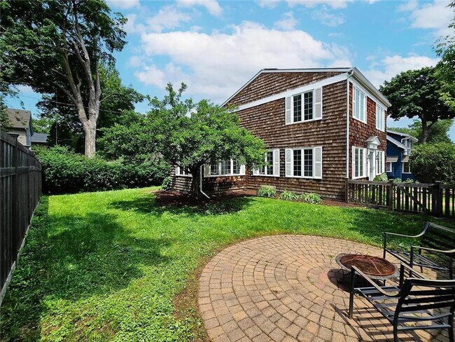 709 Wayzata Blvd E in Wayzata, MN - Building Photo - Building Photo
