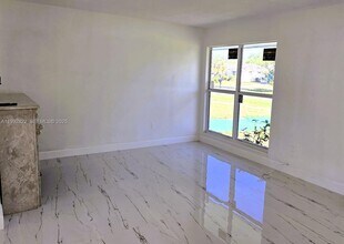 22335 Montrose Ave in Port Charlotte, FL - Building Photo - Building Photo