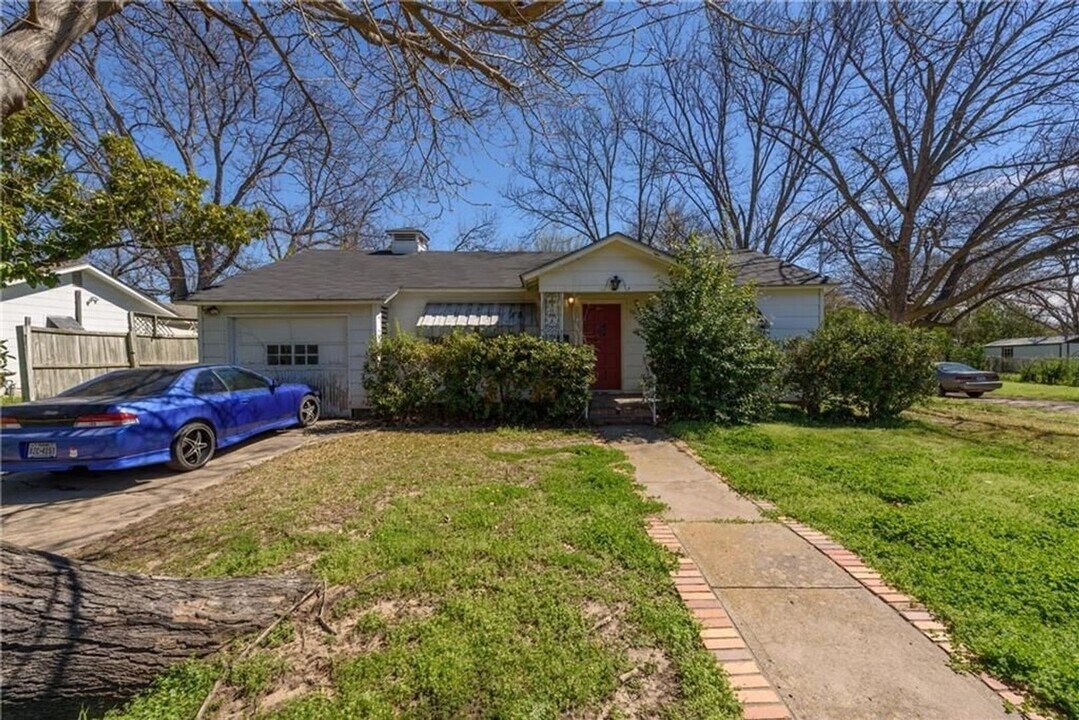 1200 Coit St in Denton, TX - Building Photo