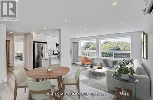 419 Woodbine Ave in Toronto, ON - Building Photo