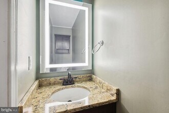 1511 Ashburnham Dr in Crofton, MD - Foto de edificio - Building Photo