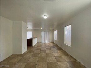 6062 St Petersburg Dr in Las Vegas, NV - Building Photo - Building Photo