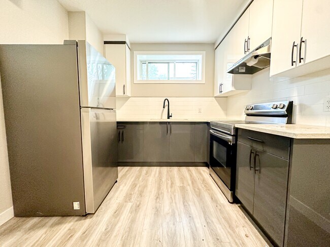 7757-7781 81 Ave NW in Edmonton, AB - Building Photo - Building Photo