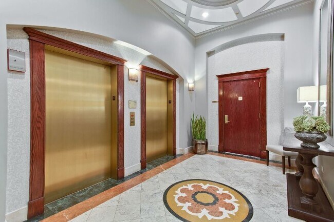 230 W Division St in Chicago, IL - Building Photo - Building Photo