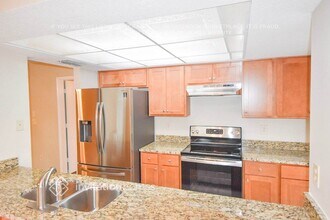 1030 Oakwood Dr in Dunedin, FL - Foto de edificio - Building Photo