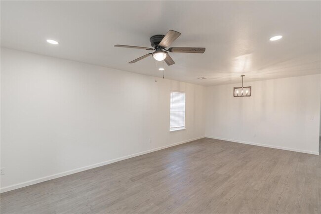 566 Parkhill Cir in Newcastle, OK - Building Photo - Building Photo