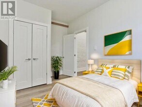 915 St Clair Ave W in Toronto, ON - Building Photo - Building Photo