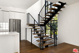 6350 Primrose Ave in Los Angeles, CA - Foto de edificio - Building Photo