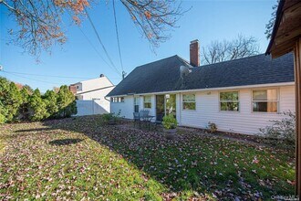 37 Winter Ln in Hicksville, NY - Building Photo - Building Photo
