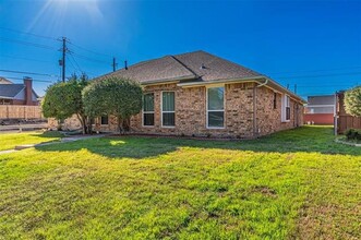 2801 Cambridgeshire Dr in Carrollton, TX - Building Photo - Building Photo