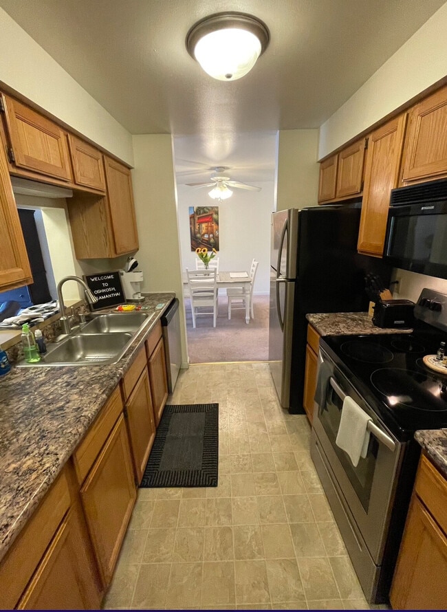 1306a Summit Ave in Oshkosh, WI - Foto de edificio - Building Photo