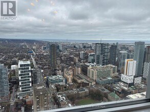 386 Yonge St in Toronto, ON - Building Photo - Building Photo