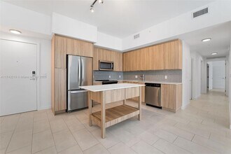 2150 N Bayshore Dr in Miami, FL - Building Photo - Building Photo