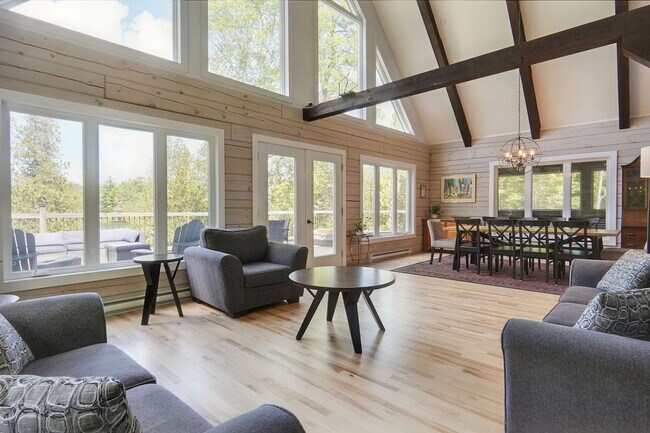 566 Chem. du Lac Beauclair in Pontiac, QC - Building Photo - Building Photo