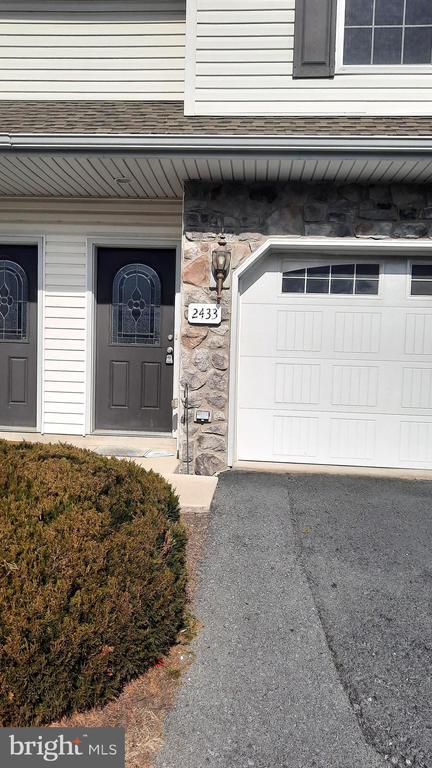 2433 Newtown Dr in Harrisburg, PA - Foto de edificio - Building Photo