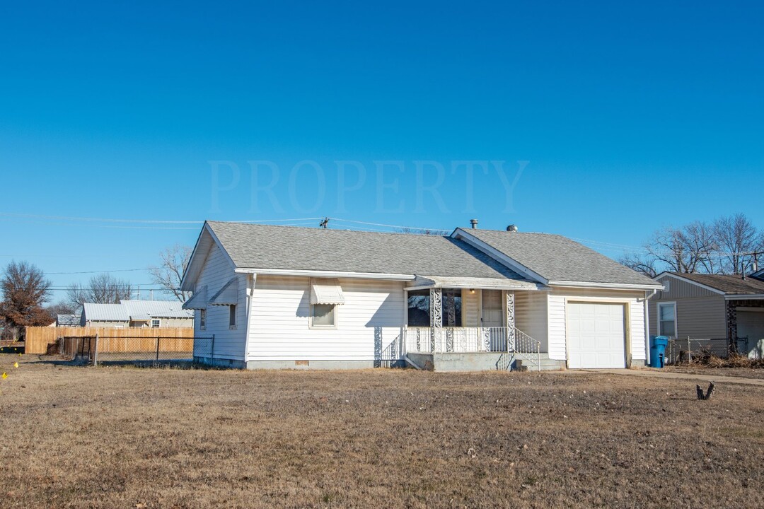 1512 W 3rd St in Coffeyville, KS - Building Photo