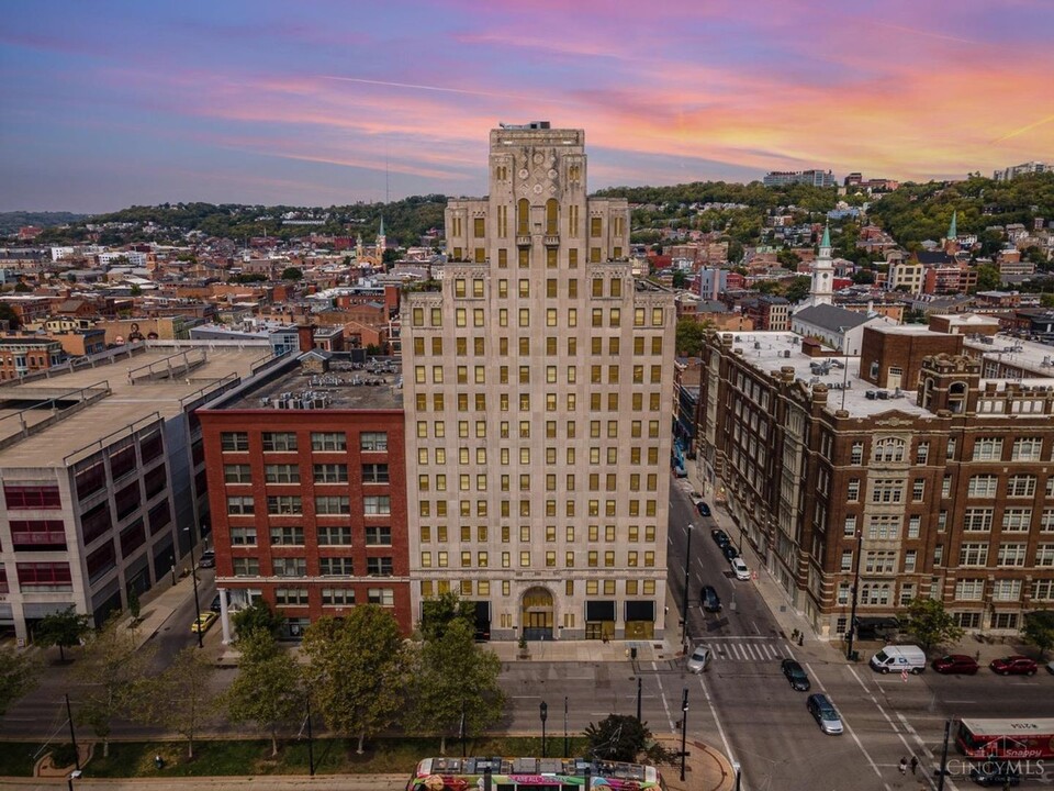 30 E Central Pkwy in Cincinnati, OH - Building Photo