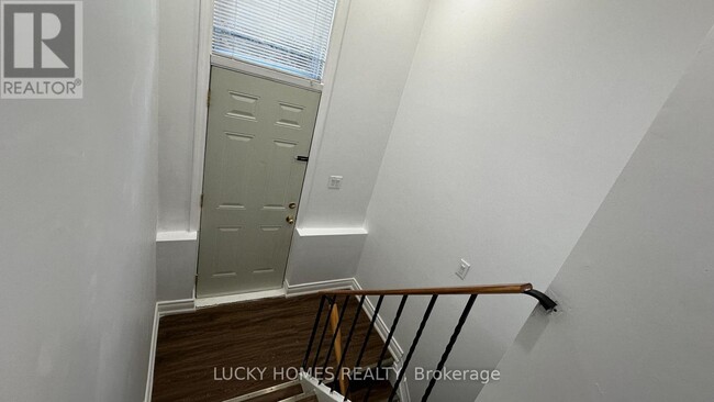 33 Vanstone Ct. in Bowmanville, ON - Building Photo - Building Photo