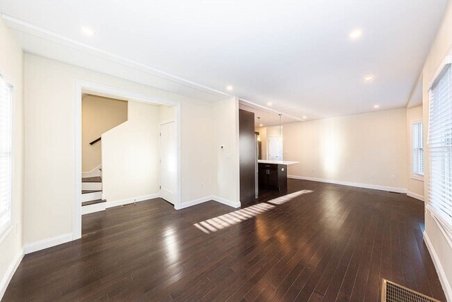 5 Malvern Ter, Unit 5 in Medford, MA - Foto de edificio - Building Photo
