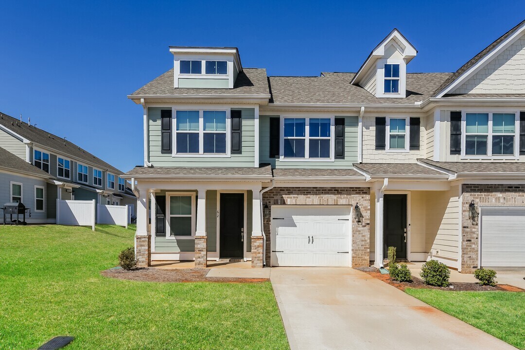 62 Red Horse Way in Greer, SC - Building Photo