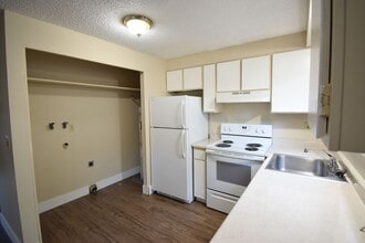 1926 SW Hume Ct in Portland, OR - Building Photo - Building Photo