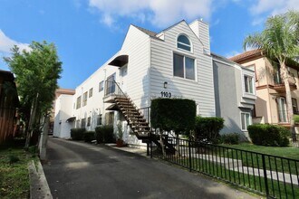 1103 W Angeleno Ave in Burbank, CA - Foto de edificio - Building Photo