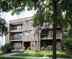 166 Sherwood Ave in Toronto, ON - Building Photo