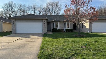 4679 Barrington Dr in Springfield, IL - Building Photo