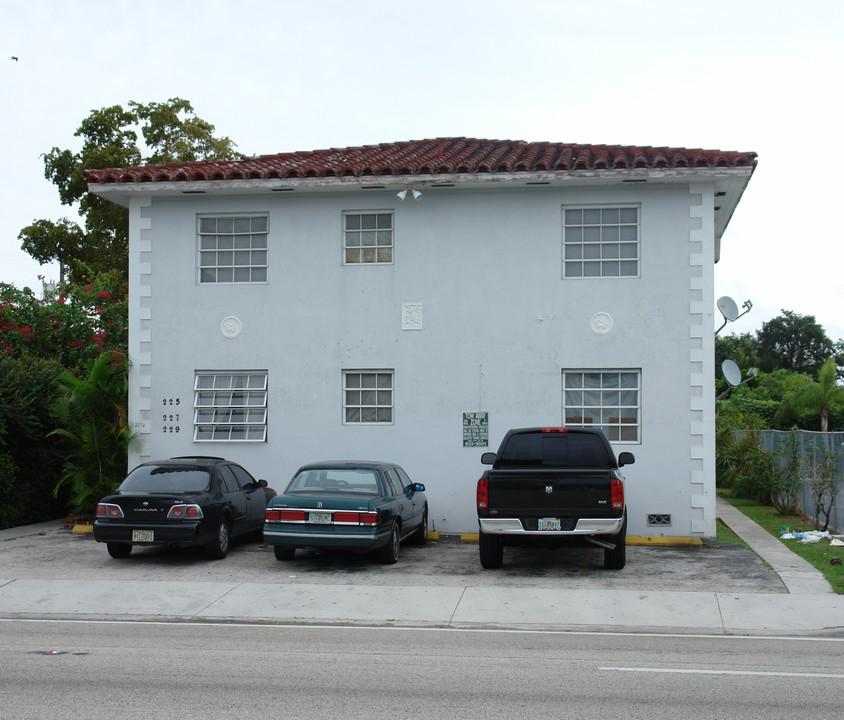 225 SW 27th Ave in Miami, FL - Foto de edificio