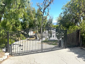 4800 Brewster Dr in Tarzana, CA - Building Photo - Building Photo