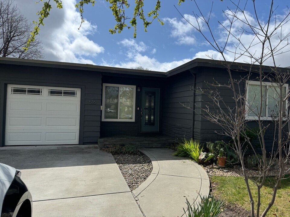516 Hamilton Ave in Menlo Park, CA - Building Photo