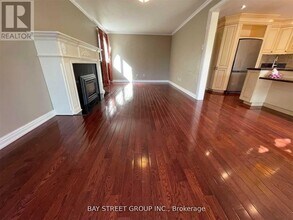 2079 Pineview Dr in Oakville, ON - Building Photo - Building Photo