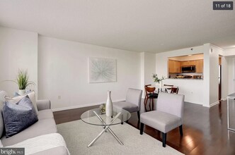 10101 Grosvenor Plz, Unit 714 in Rockville, MD - Foto de edificio - Building Photo