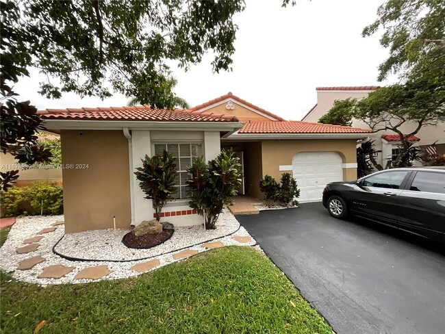 1313 Seagrape Cir in Weston, FL - Foto de edificio - Building Photo