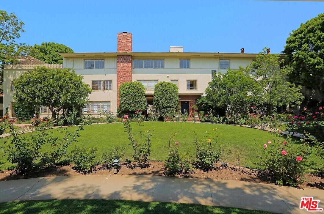 11901 W Sunset Blvd in Los Angeles, CA - Building Photo