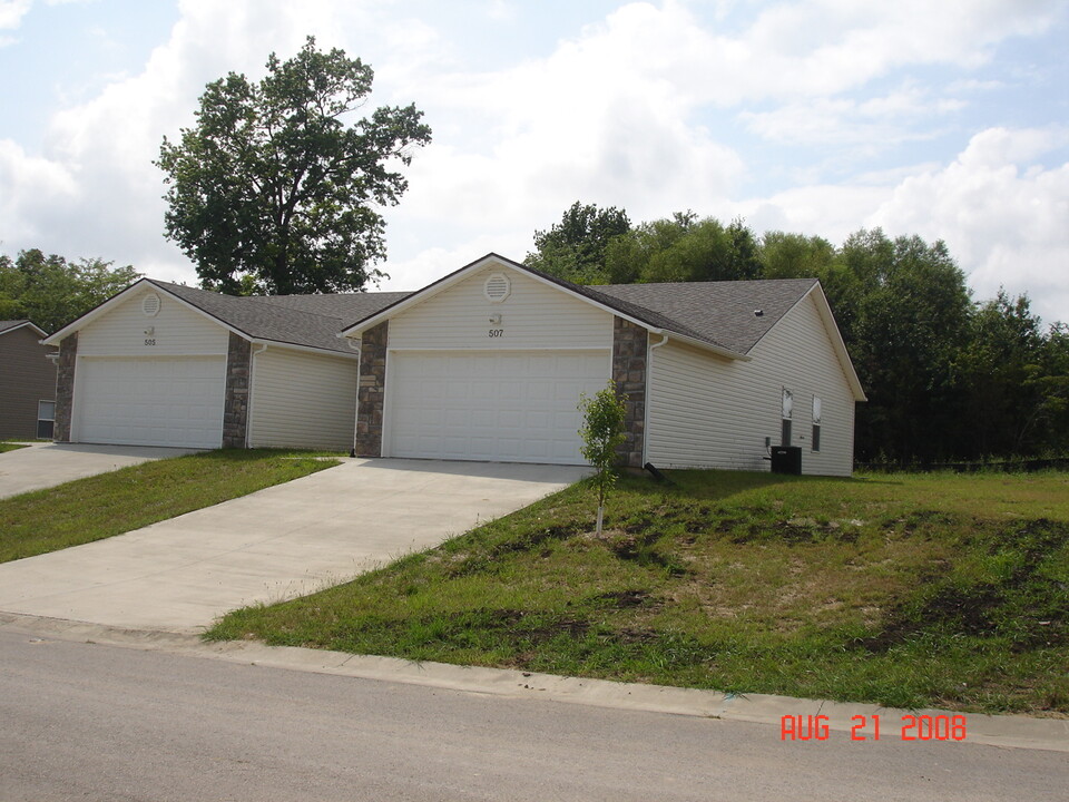 511 Elliott Ln in Knob Noster, MO - Building Photo