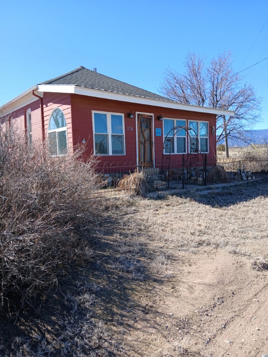 174 Cedar St in Florence, CO - Building Photo