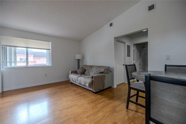 8013 Lake Dr in Doral, FL - Building Photo - Building Photo