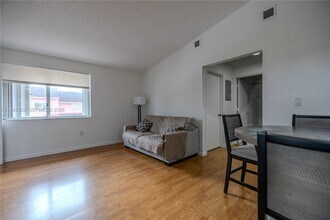 8013 Lake Dr in Doral, FL - Building Photo - Building Photo