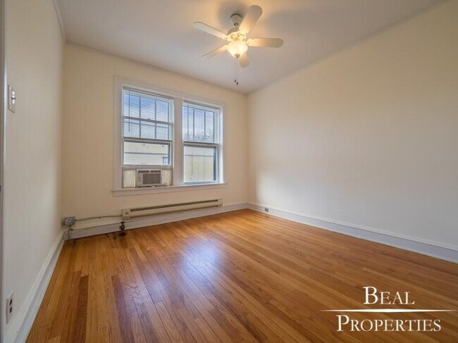 property at 1121 W Oakdale Ave