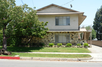 102 N Holliston Ave in Pasadena, CA - Building Photo - Building Photo